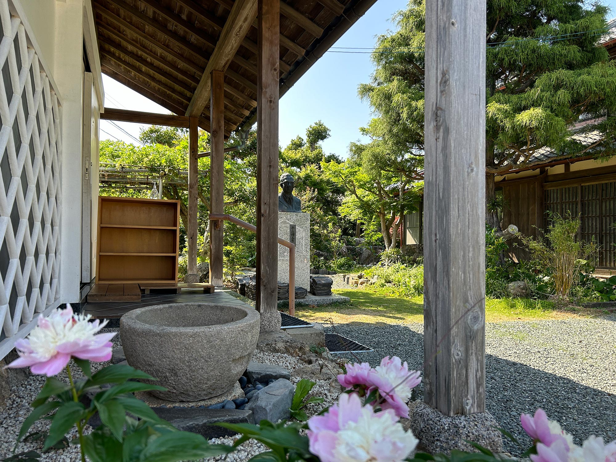 平山博三氏像